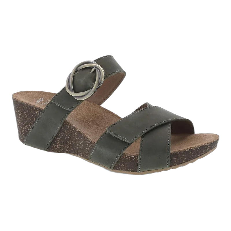 Men's sandals in a neutral color like black or brownSusie