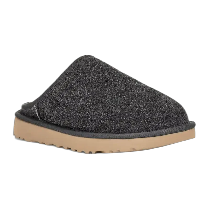 Men's sandals with a contrast stitching detailMen's Classic Slip-On Shaggy Suede