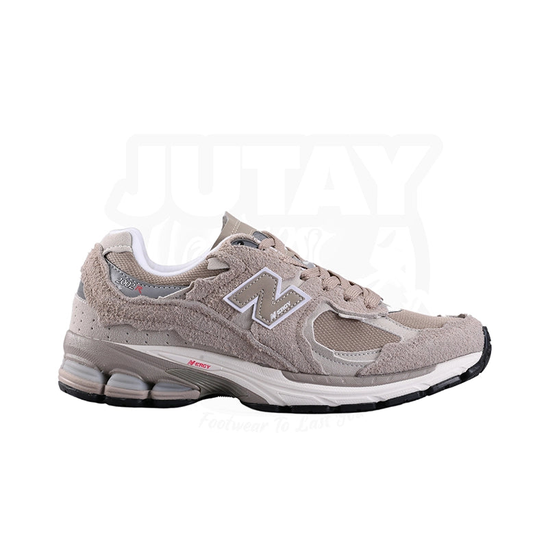 Men's lifestyle sneakers with a premium material constructionNB 2002R - PROTECTION PACK DRIFTWOOD