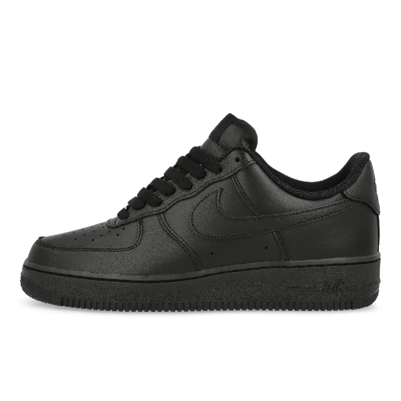 Men's chunky - sole sneakers for a trendy lookAir Force 1 '07